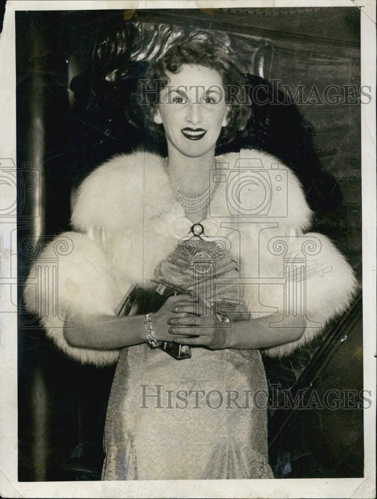 1951 Press Photo Mrs Robert Henderson Models Evening Wear- Historic Images