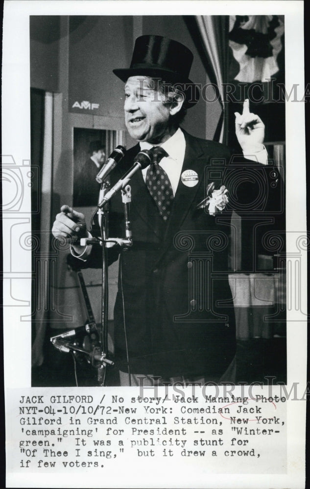 1972 Press Photo Comedian Jack Gilford in Grand Central Station- Historic Images