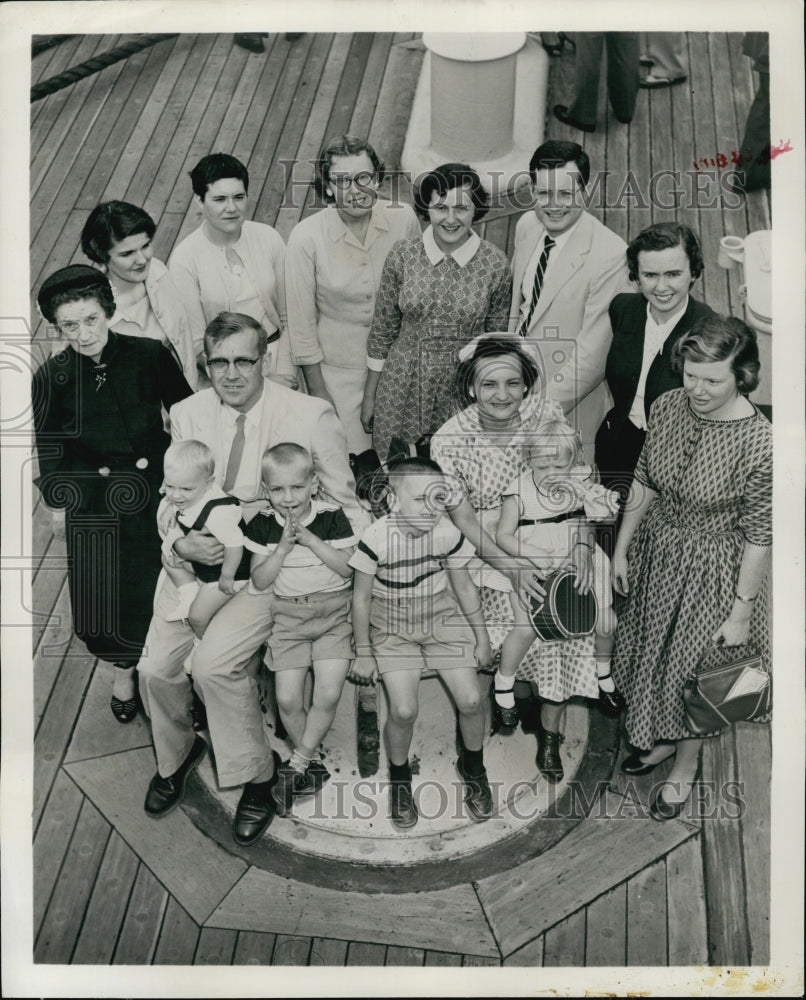 1965 Press Photo Teachers and children missionaries,RW Campbell,V Overing- Historic Images