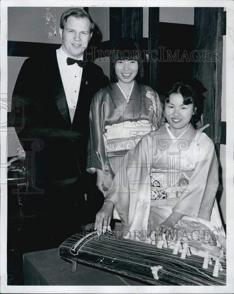 1971 Press Photo Mr and Mrs Barclay Henderson  Haruko Takeuchi at Benihana - Historic Images