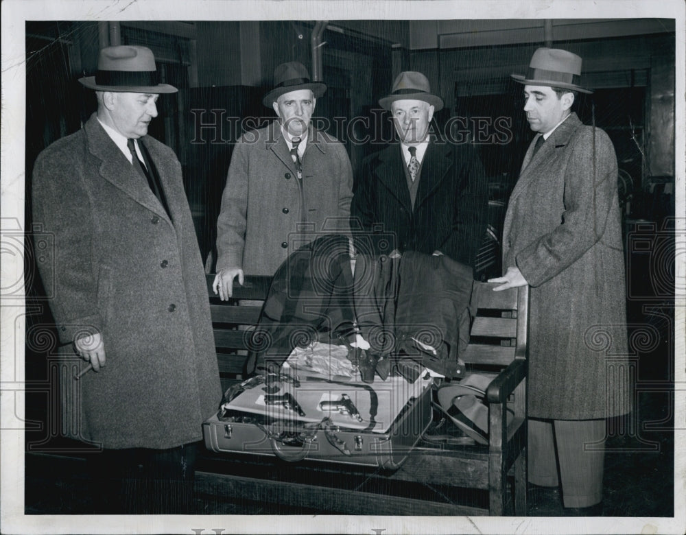 1949 Press Photo Arresting officers with clothing and guns- Historic Images