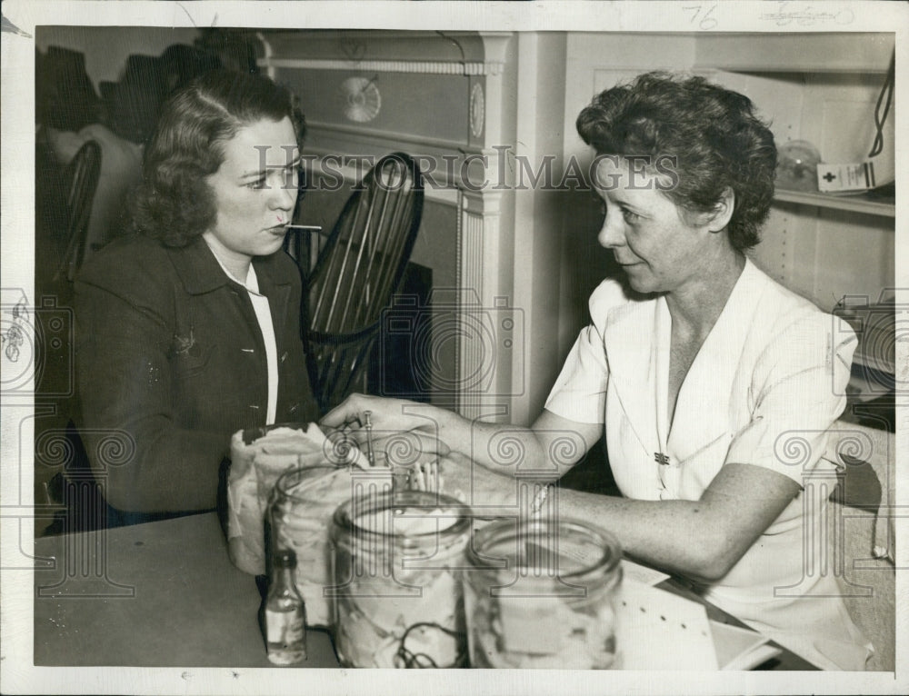 1943 Press Photo Red Cross Miss Gledhill Cameron Mrs Mary Lothrop- Historic Images