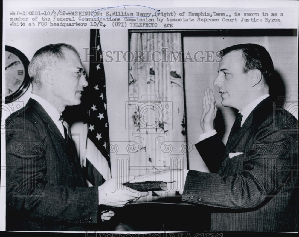 1962 Press Photo E. William Henry sworn Federal Communications Comm. Member - Historic Images