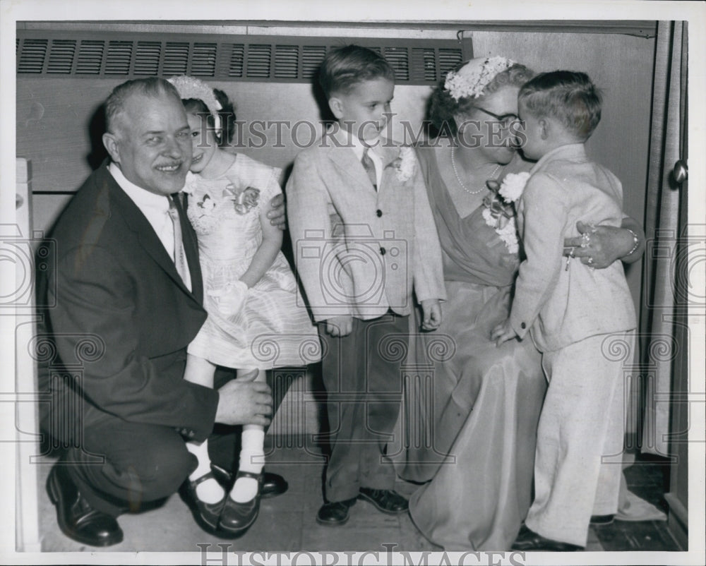 1958 Press Photo Mr Raymond Henry  Peggy Smith Terrance Collins Mrs Henry - Historic Images