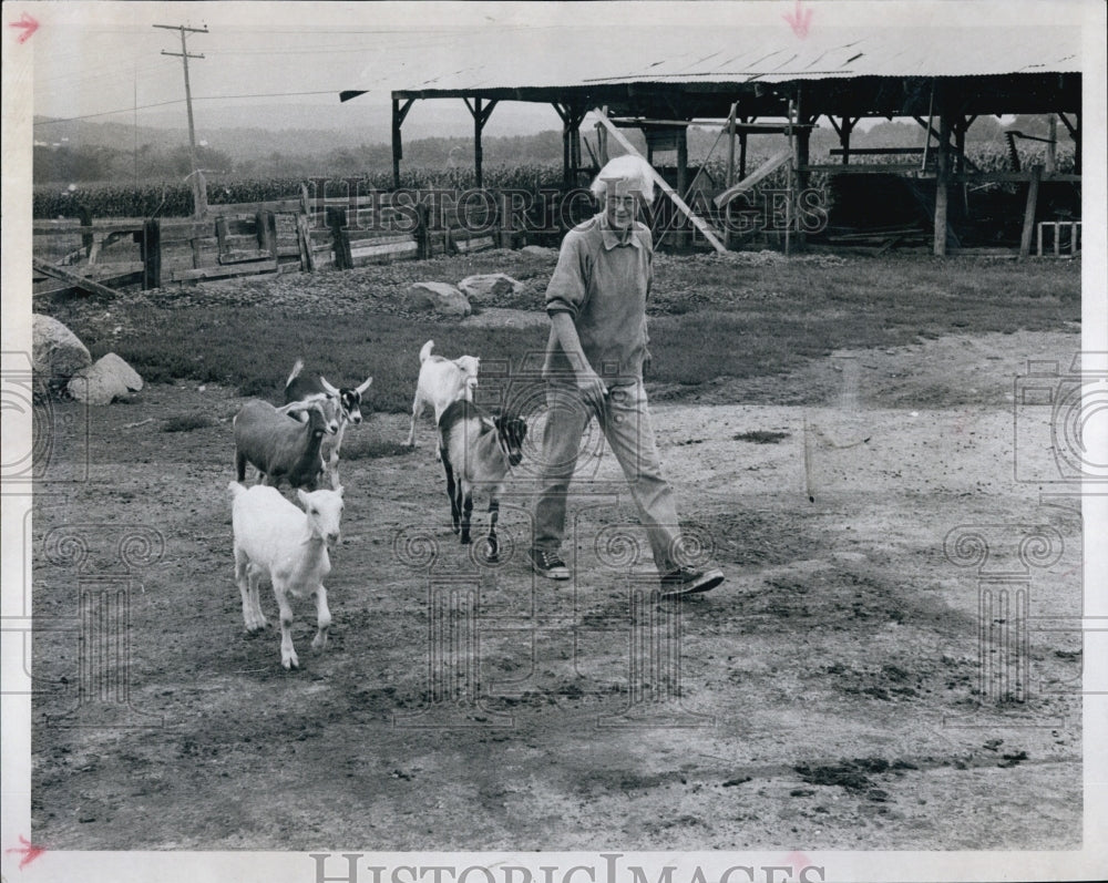 1975 Press Photo Ruth Ernest and her dairy farm- Historic Images