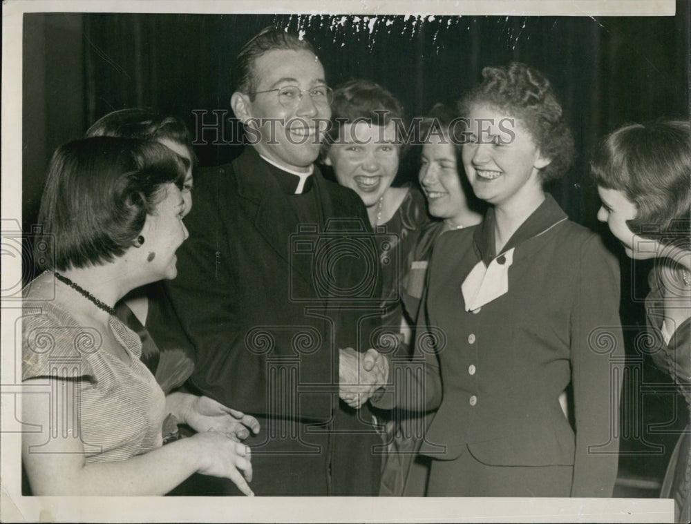 1953 Press Photo Rev Thomas Wall Of St Columbkille Brighton Congrats Student He - Historic Images