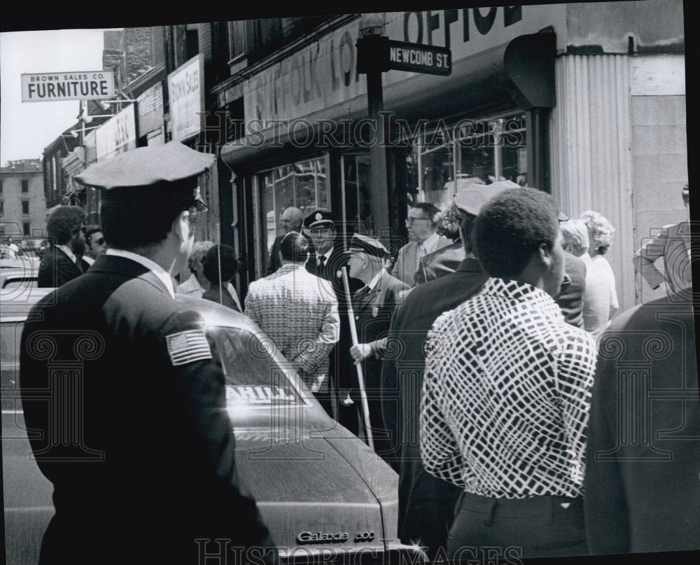 1974 Press Photo Terrill Walker led from police car to Suffolk Loan Office- Historic Images