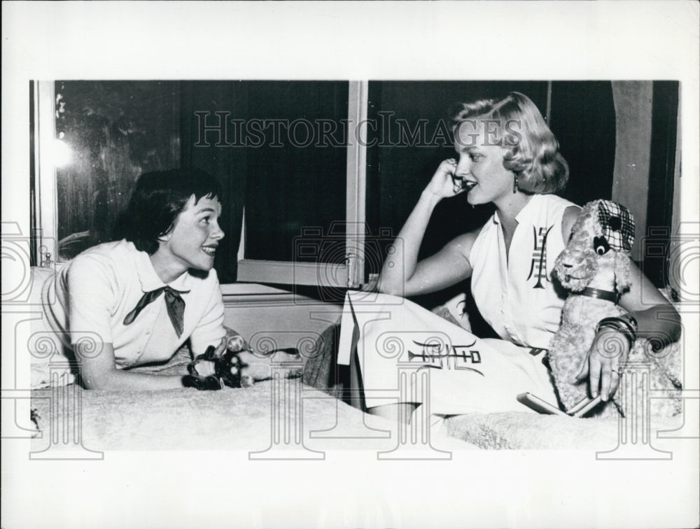 1957 Press Photo Jeanette Taylor Nancy Moore in Hollywood- Historic Images