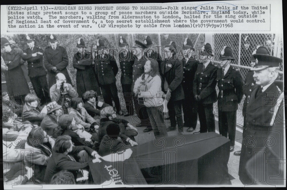 1968 Press Photo Folk Singer Julie Felix of U.S sings to a protest groups.- Historic Images