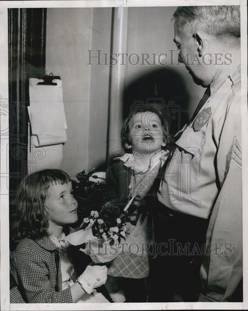 1958 Press Photo Kathleen &amp; Margaret Mullin Found Wandering &amp;Sgt O&#39;Donnell- Historic Images