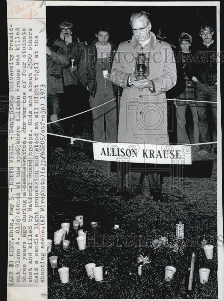 1973 Press Photo Kent State Univ Pres Glenn Olds Stands Where Allison Krause - Historic Images