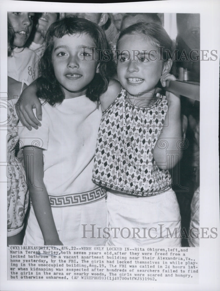 1962 Press Photo Rita Ohlgren & Maria Morley Freed From Bathroom - Historic Images