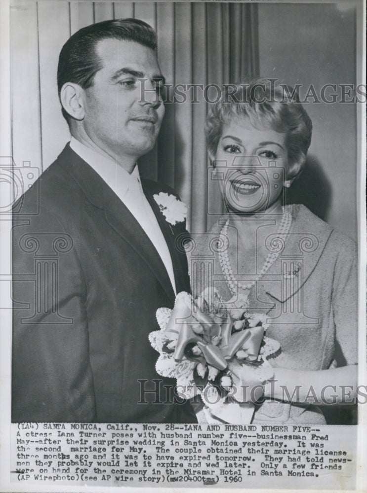 1960 Press Photo Actress Lana Turner poses with businessman husband Fred May.- Historic Images