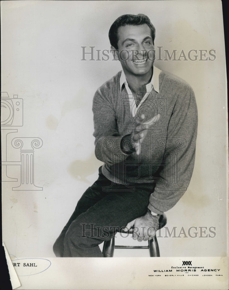 1965 Press Photo Mort Sahl the man in the picture- Historic Images