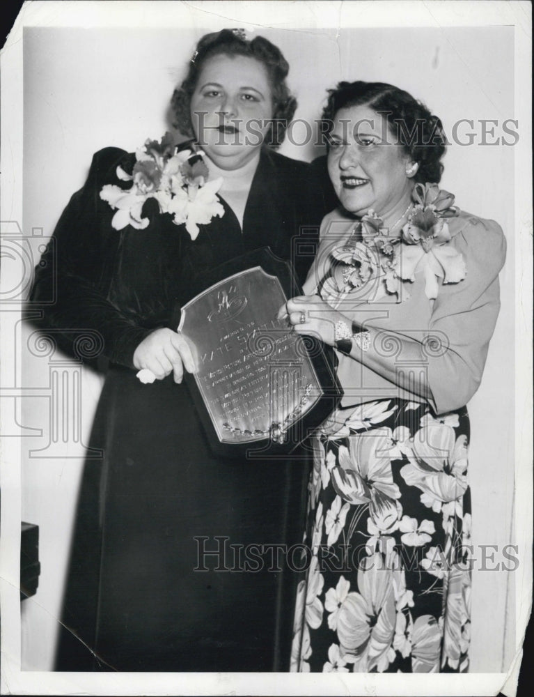 1940 Press Photo Writer Louella Parsons Presents Plaque to Singer Kate Smith- Historic Images