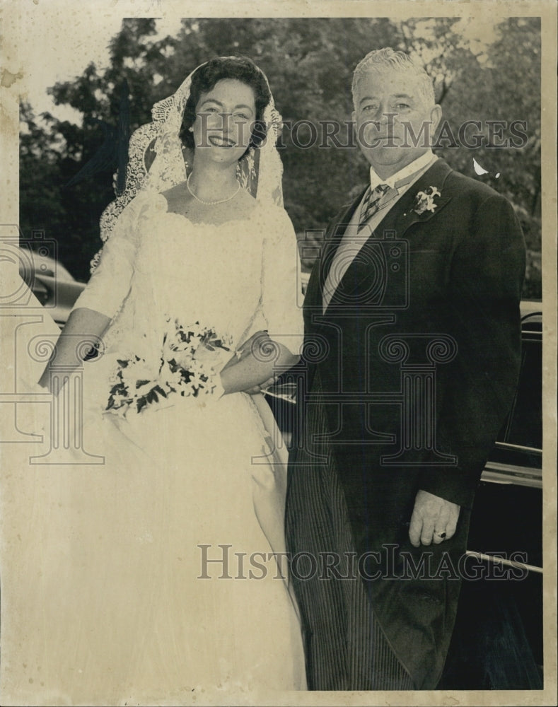 1960 Press Photo Catherine Griffin with her dad Daniel on her wedding day- Historic Images