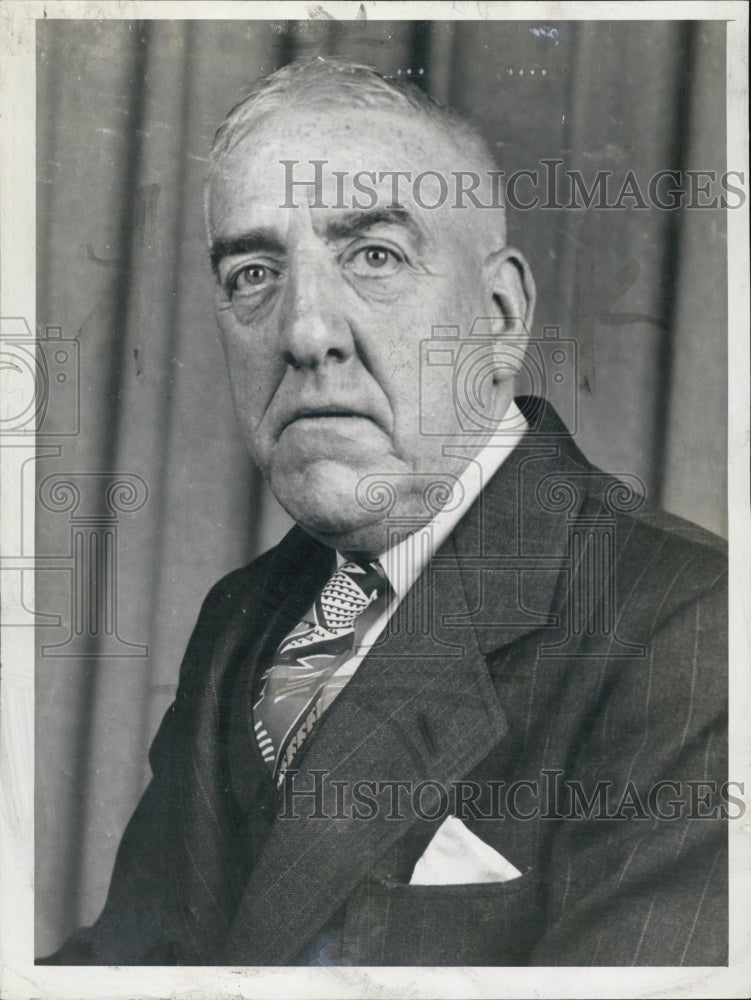 1943 Press Photo Popular City Hall Employee Charles C. Cassidy At Plaza - Historic Images