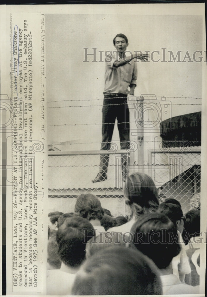 1975 Press Photo Protest Leader Vixay Snacksone speaks to student and employee.- Historic Images