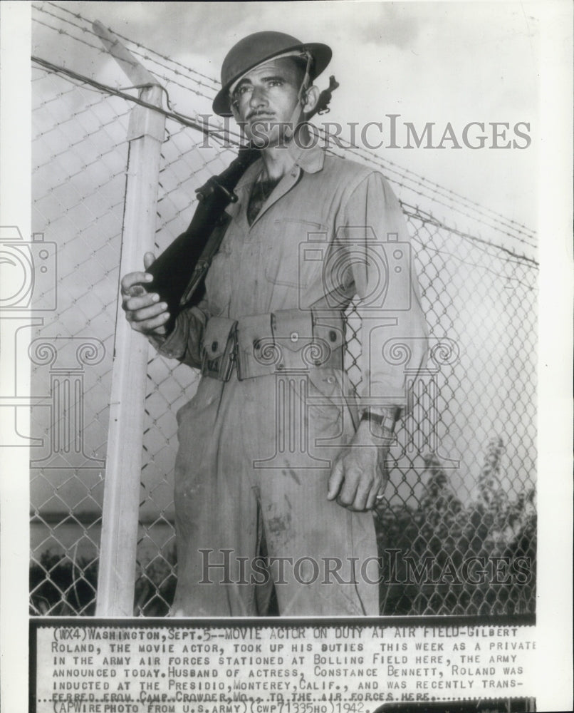 1942 Press Photo Actor Gilbert Roland As Private In Air Forces - Historic Images