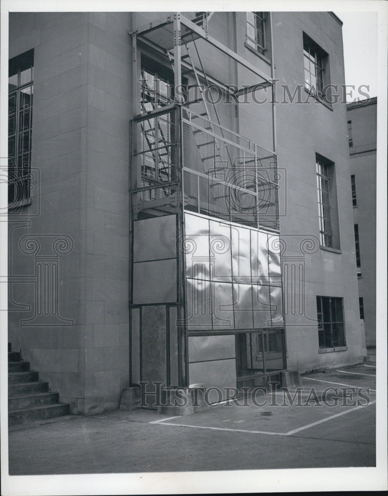 1947 Press Photo Atomic Commission Grilling At Base Of Fire Escape Of Building - Historic Images