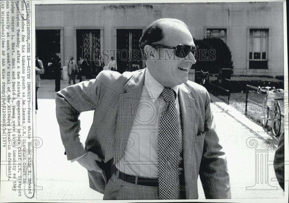 1974 Press Photo Former White House Aide E.Howard Hunt in US Court- Historic Images