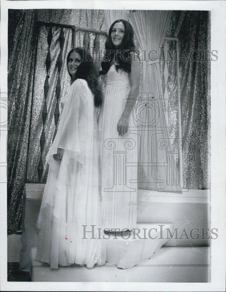 1971 Press Photo Miss Mass Contest Mary Ann McDermott,Miss Attleboro and Cassia - Historic Images