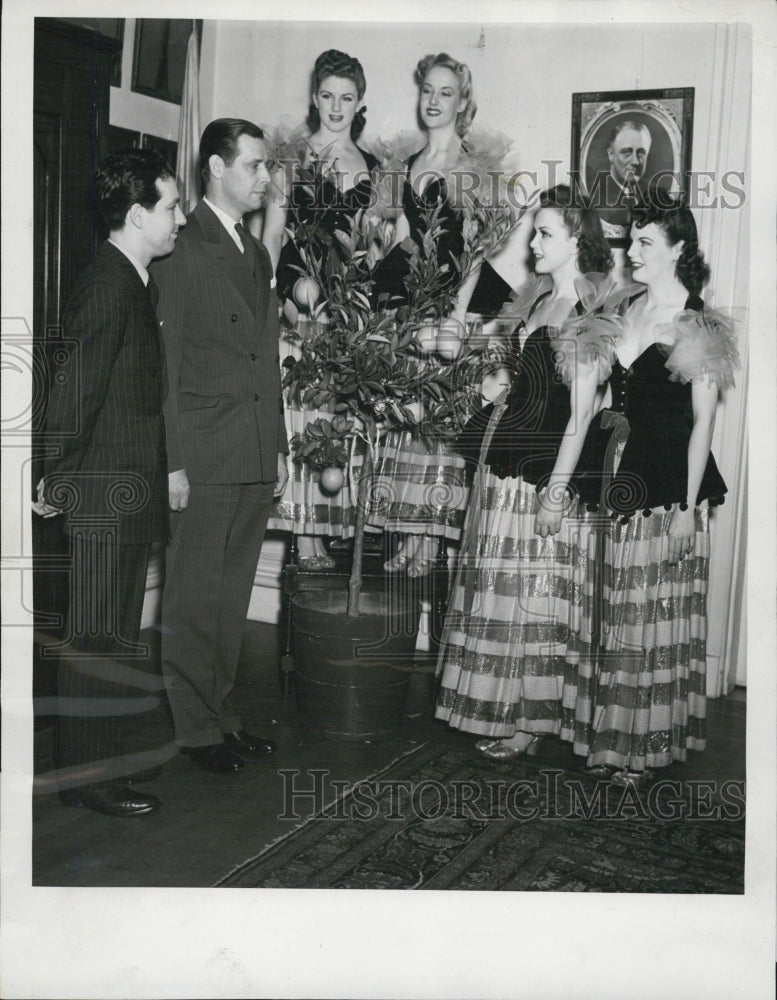 1941 Press Photo Mayor Maurice Tobin Recieves Orange Tree From Jr Chamber Of - Historic Images