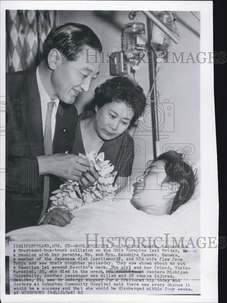 1962 Press Photo Sachiko Kanako With Family After Greyhound Bus Accident - Historic Images