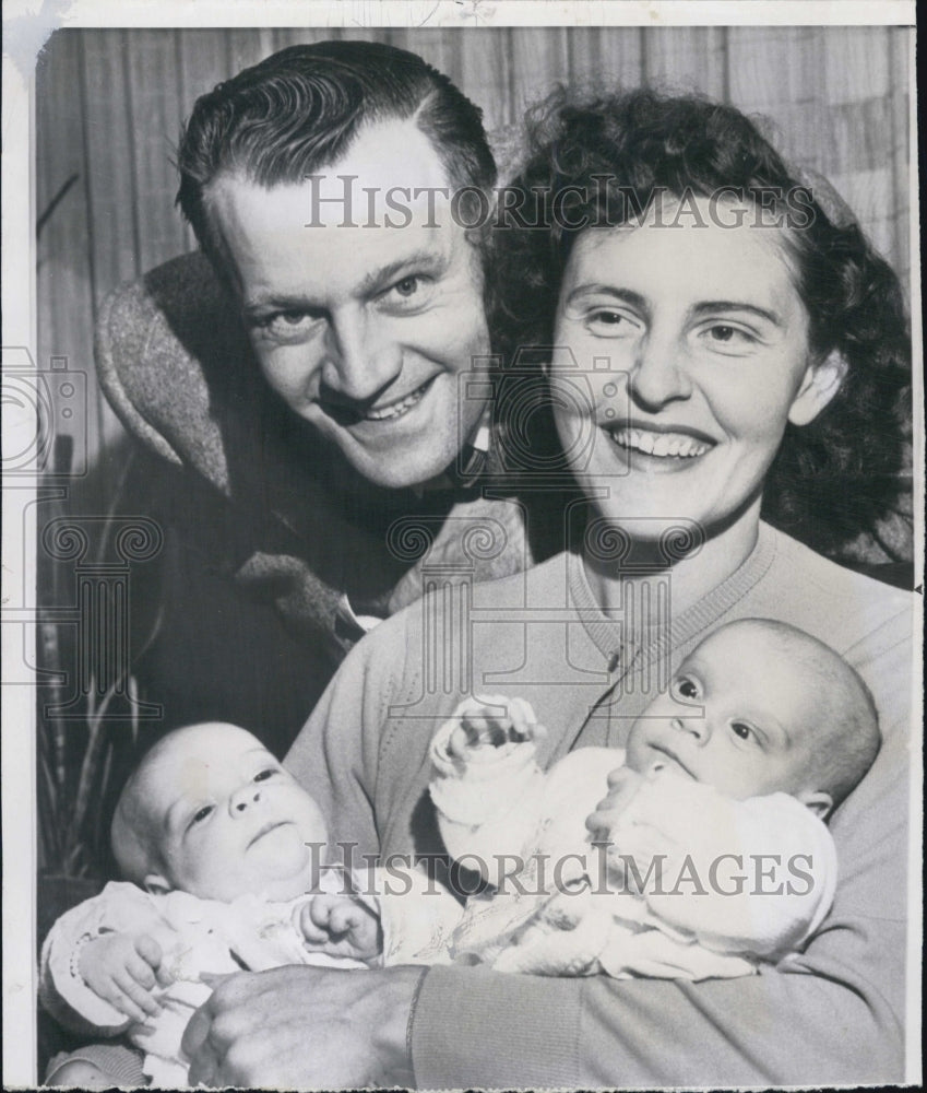 1957 Press Photo Mr and Mrs. John Schatz with their twins Patricia and Pamela- Historic Images