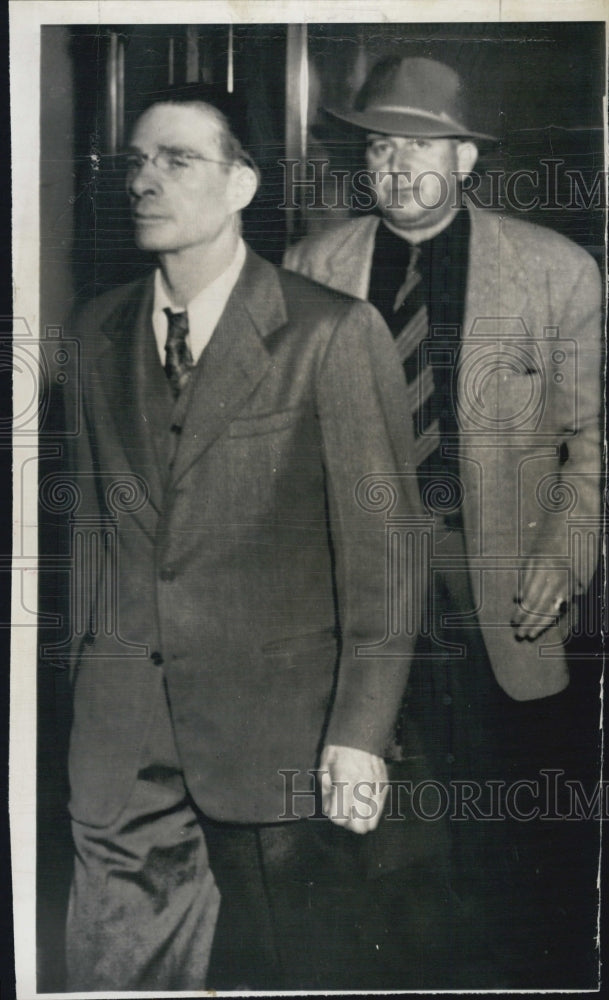 1949 Press Photo Lloyd E Sampsell in FBI custody - Historic Images