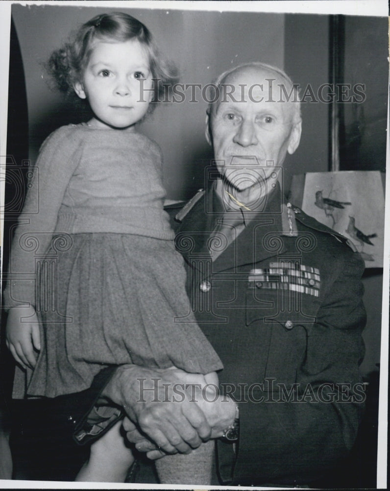 1946 Press Photo Jan Christian Smuts shown holding the youngest daughter- Historic Images