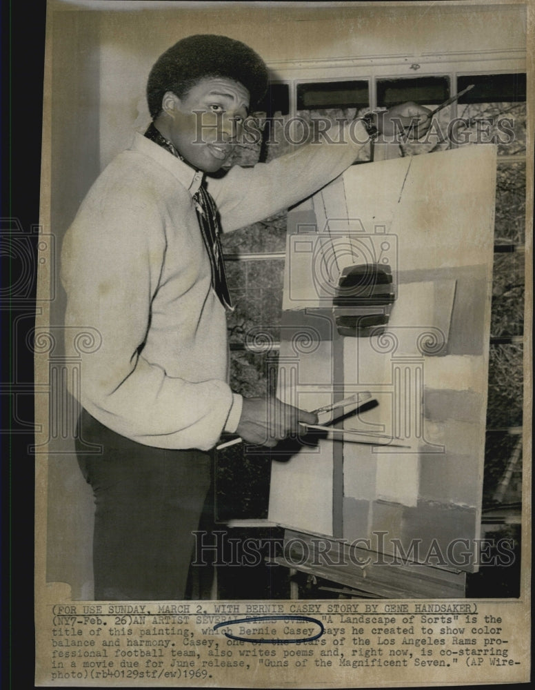 1969 Press Photo L.A. Rams player and actor Bernie Casey painting an abstract- Historic Images