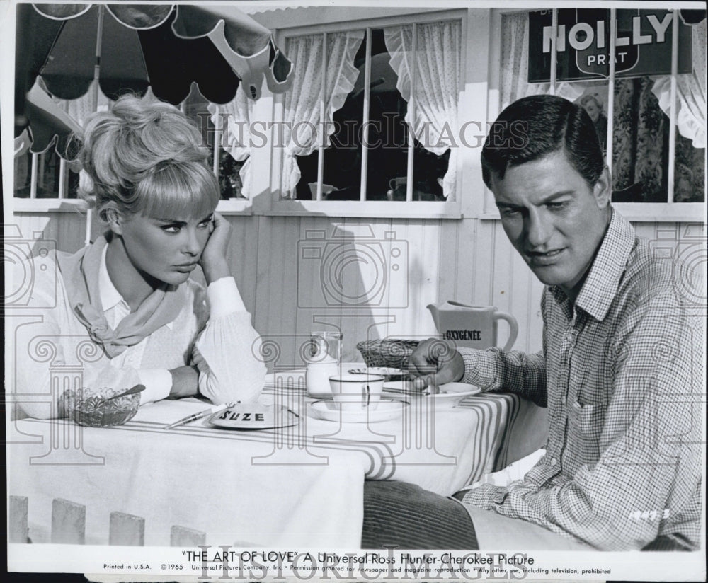 1965 Press Photo Dick Van Dyke &amp; Elke Sommer in &quot;The Art of Love&quot;- Historic Images