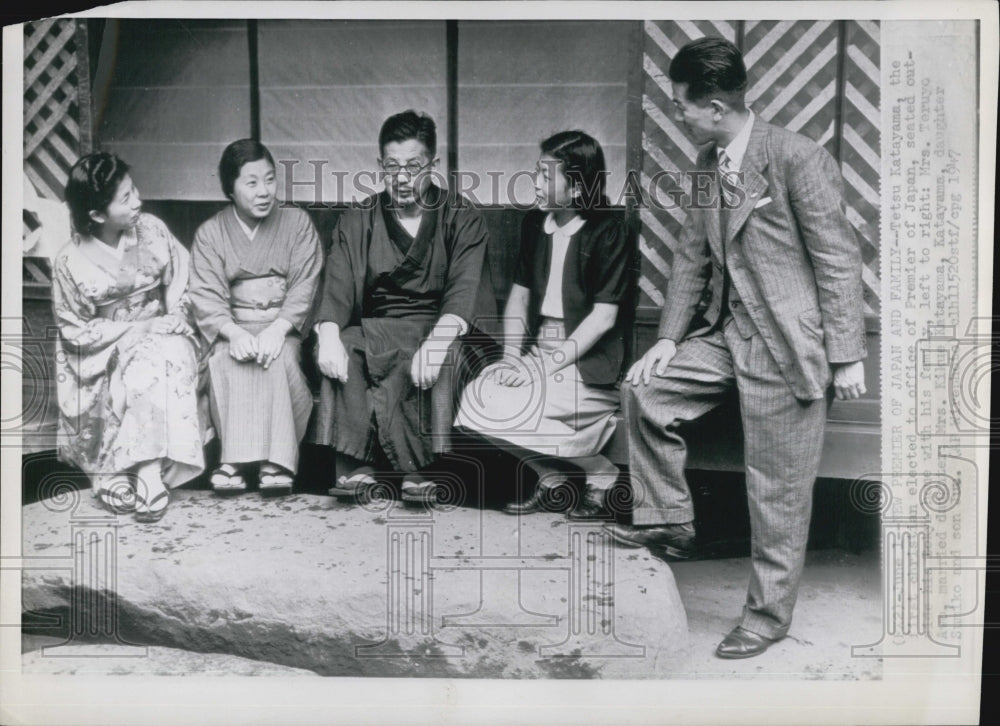 1947 Press Photo Premier of Japan Tetsu Katayama with His Family in Tokyo- Historic Images