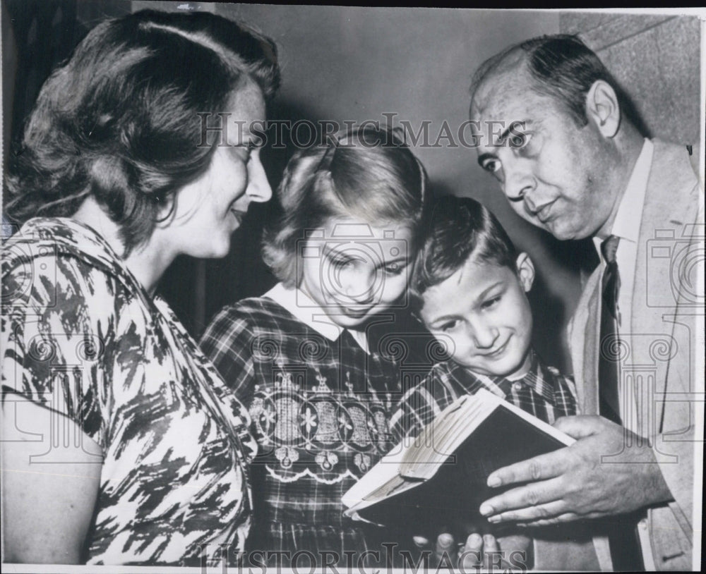 1954 Press Photo James Snavel With Wife &amp; Children File Suit Against Scriptures - Historic Images