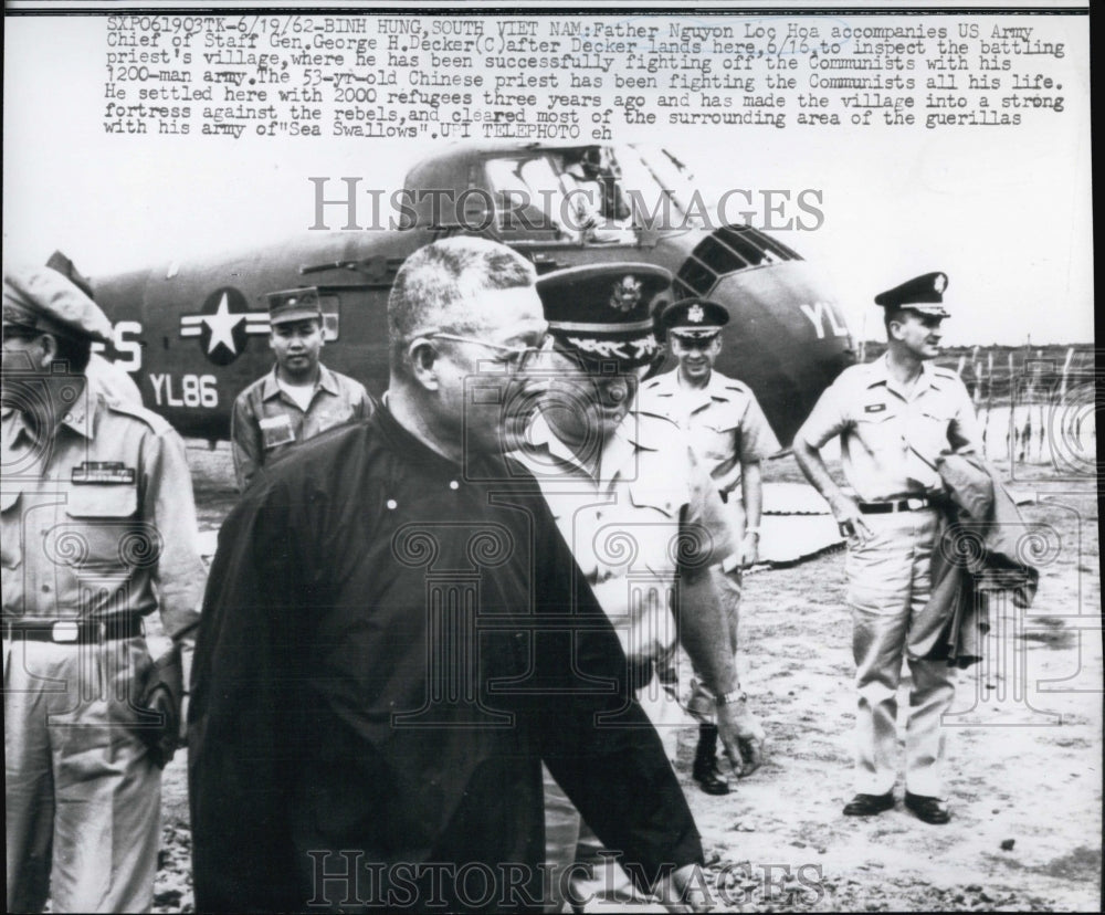 1962 Press Photo Fighting Priest Father Nguyen Lac Hoa General George Decker- Historic Images