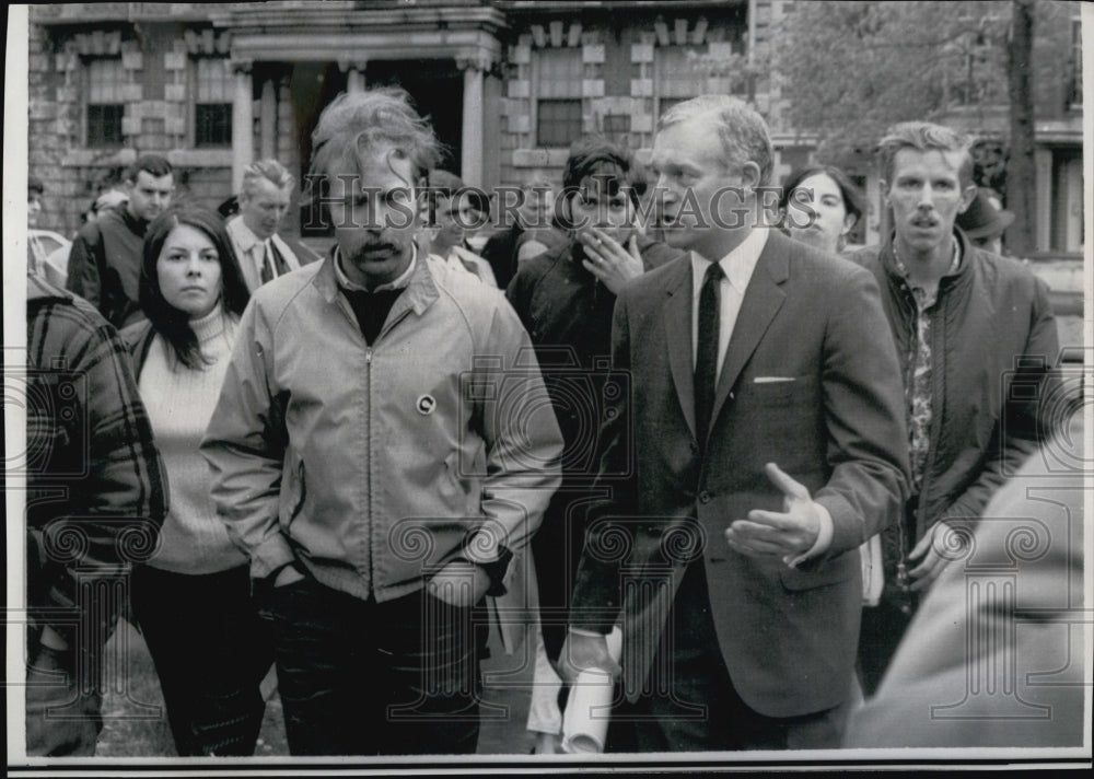 1968 Press Photo Dr. Arland Christ-Janer And Students- Historic Images