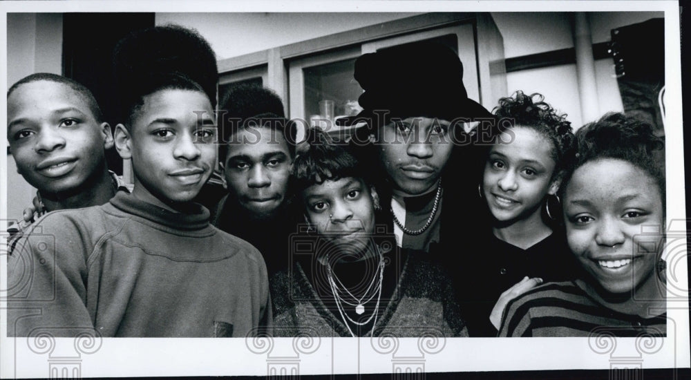 1991 Press Photo LL Cool J Visits Thompson Middle School Winners of Contest