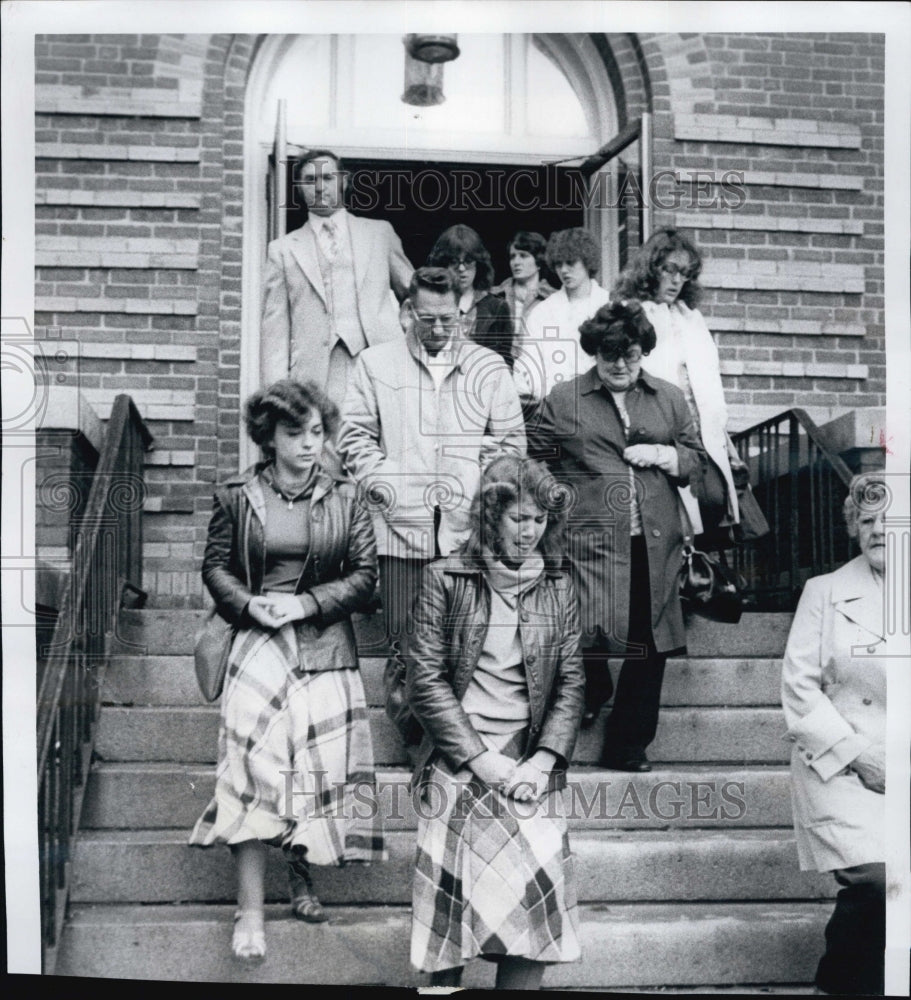 1978 Press Photo Friends and Classmate at the funeral of Mary Lou Arruba.