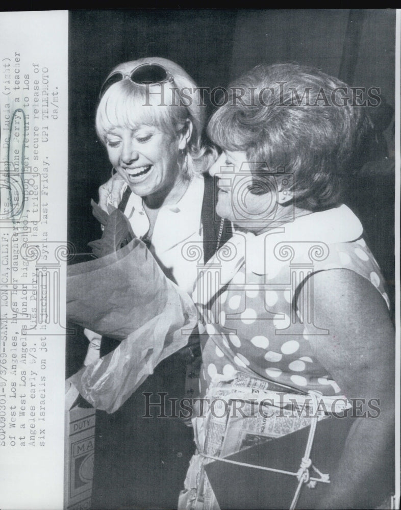 1969 Press Photo Mrs. De Lucia and Daughter, Miss Vianne Perry at LA Highschool