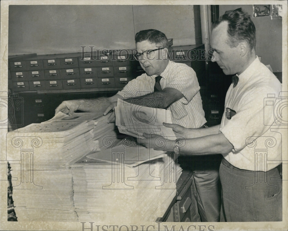 1961 Press Photo Robert Roth &amp; Edmund Reardon With Circulars About Missing Woman