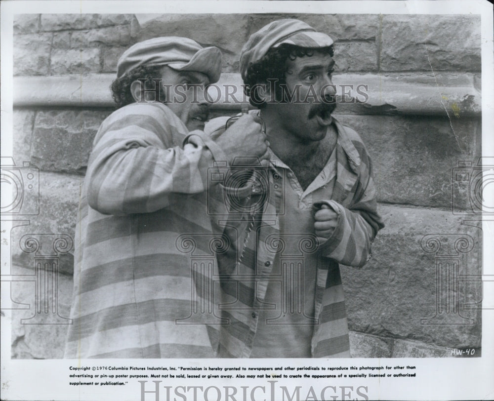 1977 Press Photo James Caan and Elliott Gould in &quot;Harry and Walter Go To New