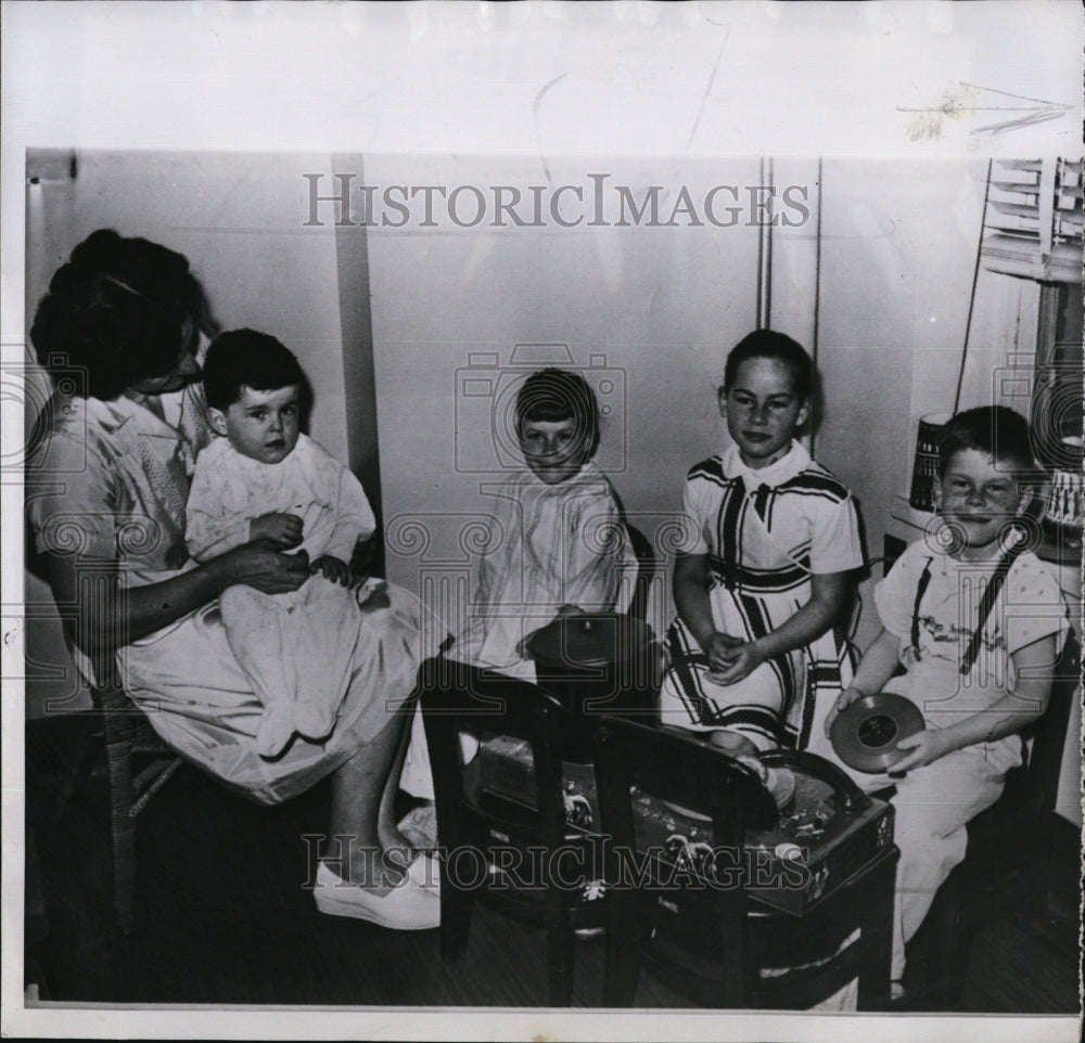 1960 Press Photo Heln Walker Holds David Morris As Family Watches - RSM01029