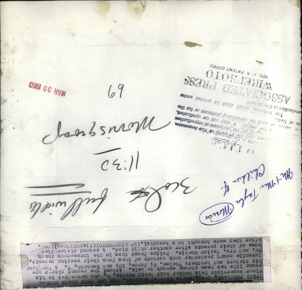 1960 Press Photo Heln Walker Holds David Morris As Family Watches - RSM01029