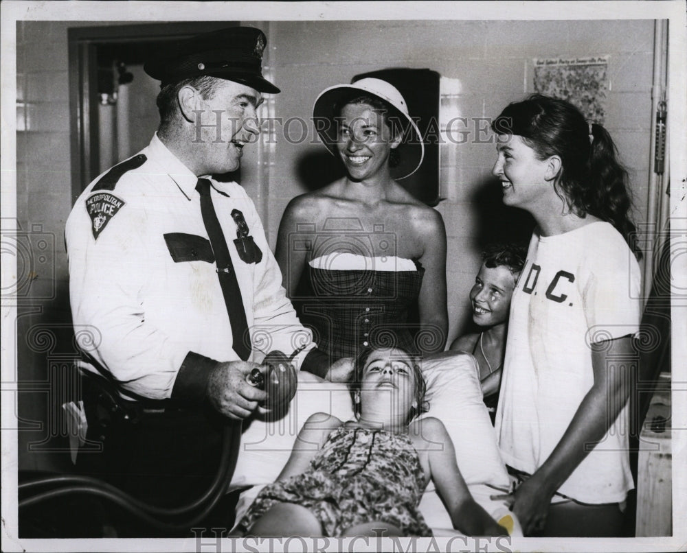 1958 Press Photo Ptl. Peter Morrissel Sandra Mresnick Phyliss McCarron Water