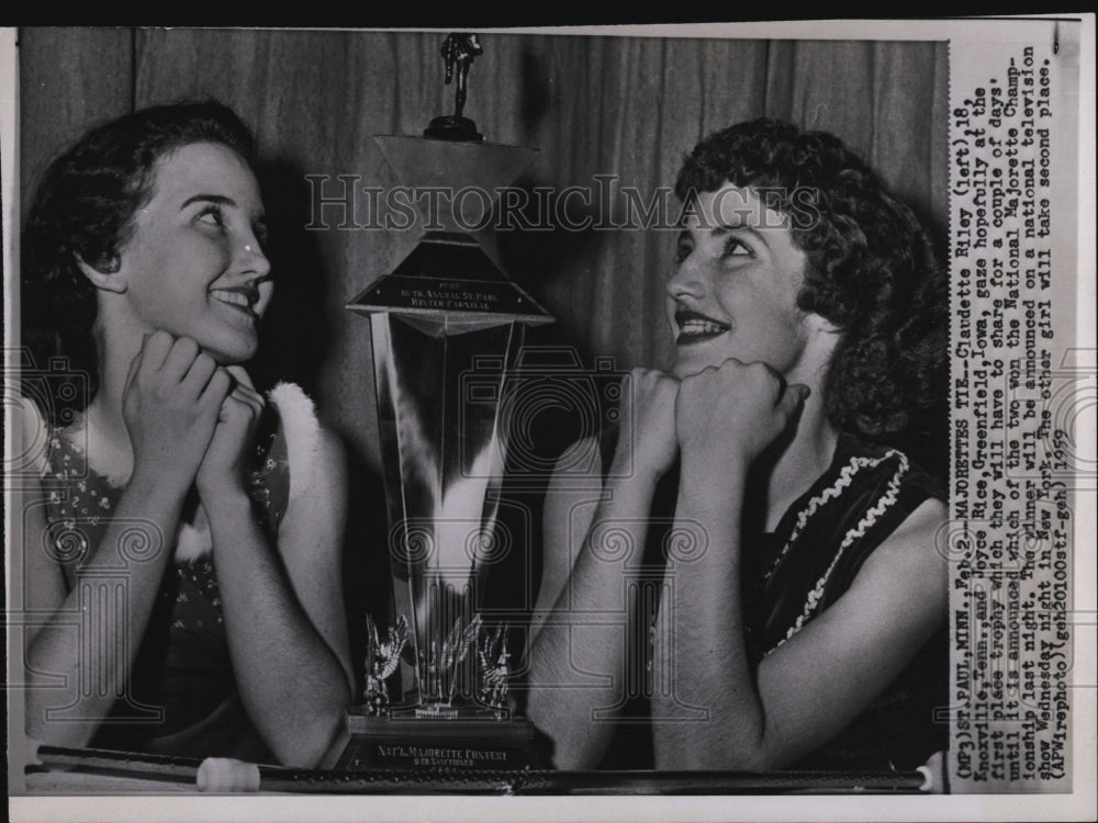1959 Press Photo Claudette Riley Joyce Rice first place trophy National