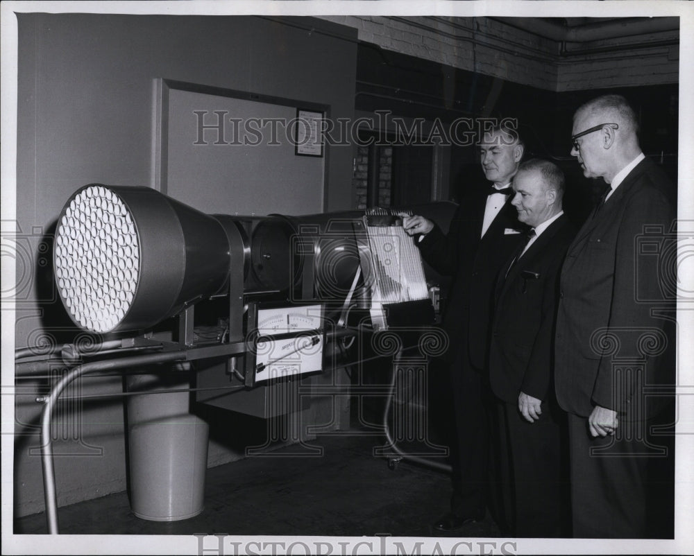 1963 Press Photo Dr Russell Beatty & subsonic wind tunnel at Wentworth Institute
