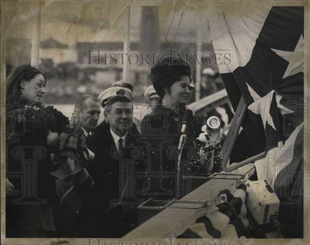 1969 Press Photo Mrs. Henry Maier Wife Of Mayor Of Milwaukee With Navy Oiler