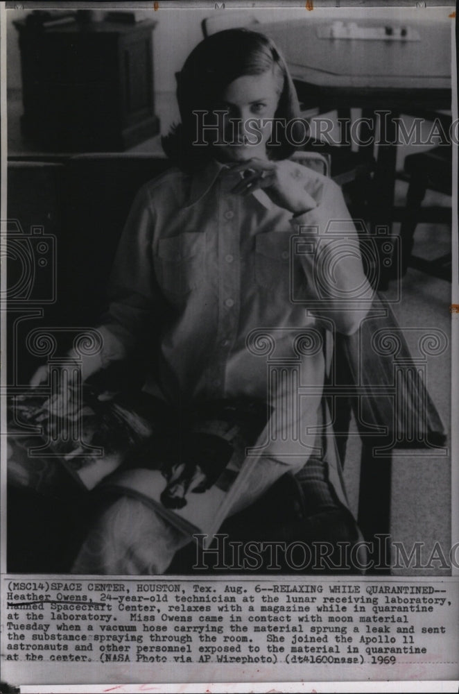 1969 Press Photo Heather Owens relaxes with magazine while quarantined