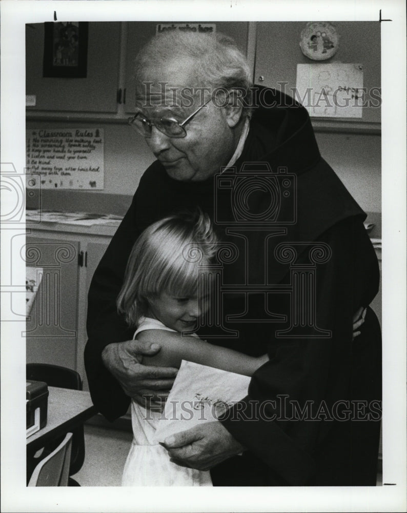 1989 Press Photo Father Victor Cesario Lauren Linsch pupill St. Luke - RSM04469
